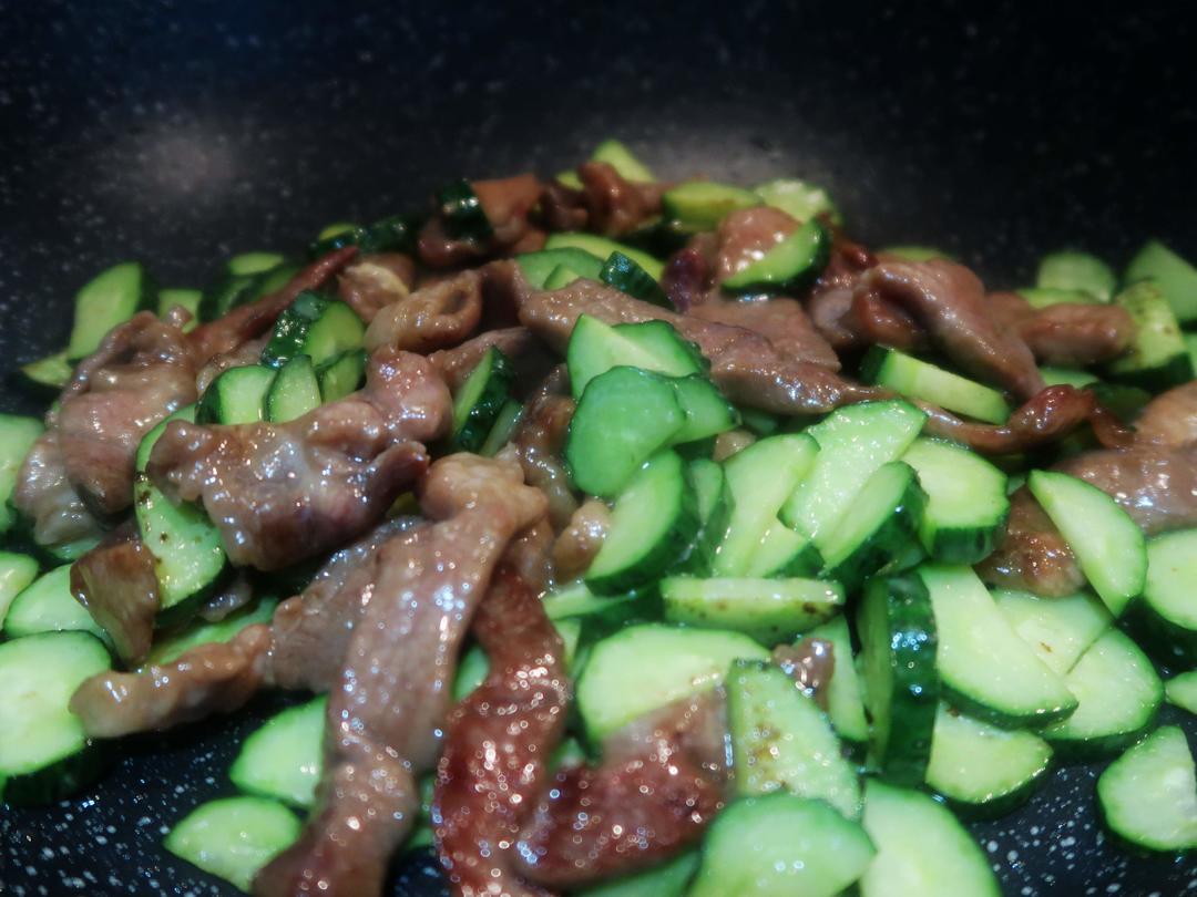 快手午餐便当饭盒——黄瓜炒肉和圆葱油皮