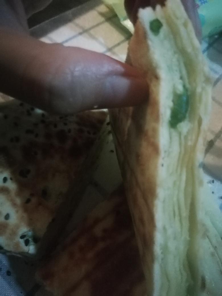 薄如蝉翼的葱油饼的做法 步骤8