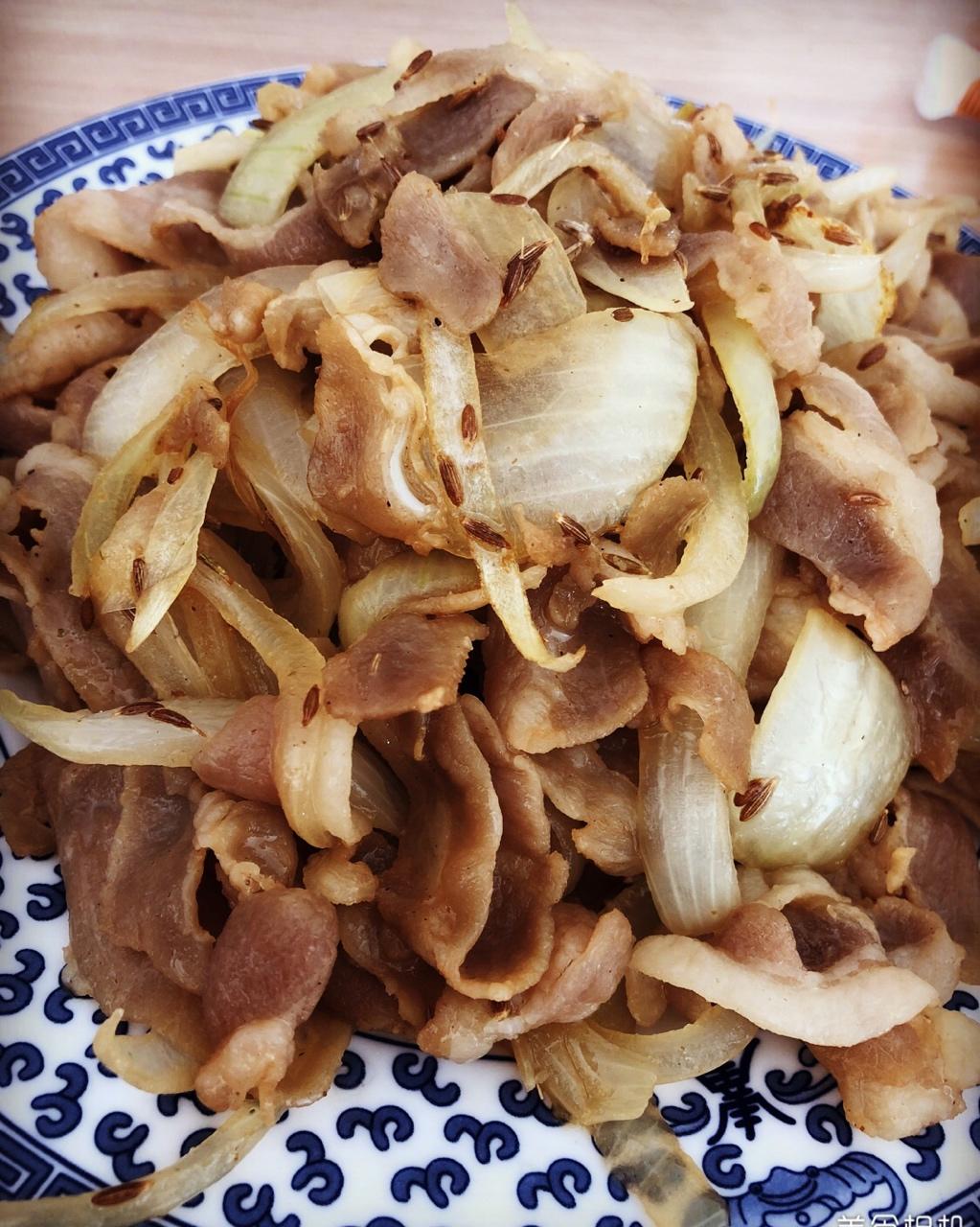 稳稳的幸福满满的爱做的洋葱孜然羊肉片