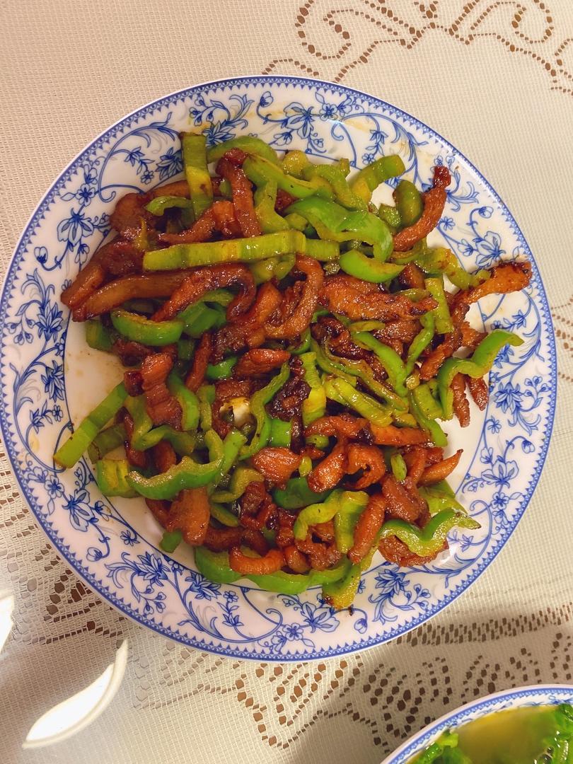 蜡笔小新的小超人做的酱香青椒肉丝