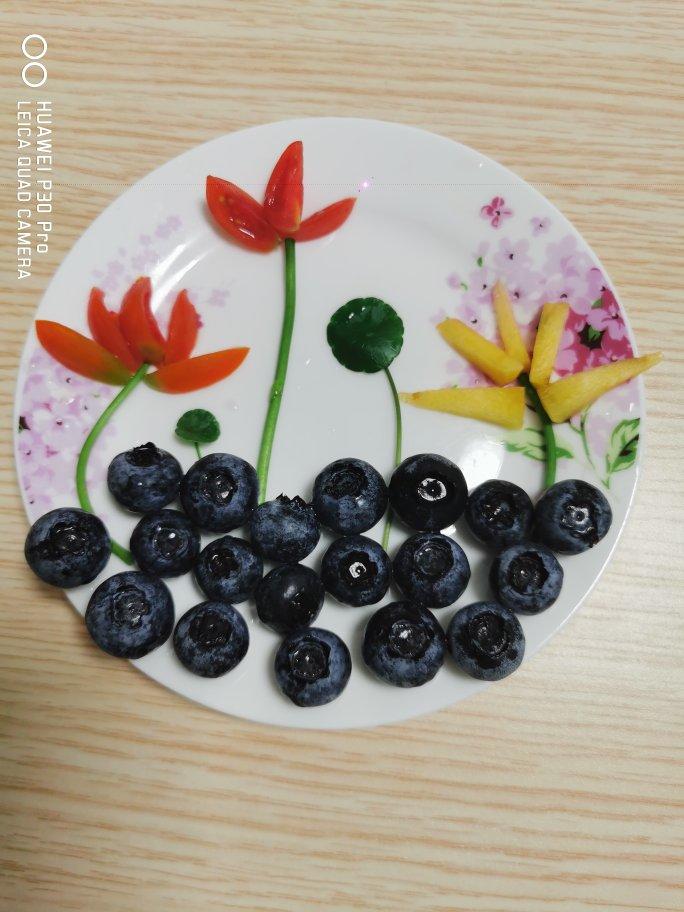 emily阳阳小怪兽做的葡萄蓝莓水果拼盘:荷塘月色