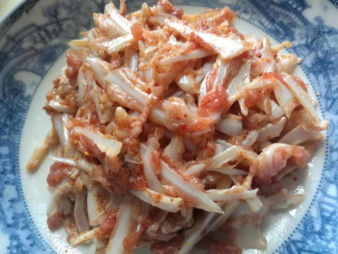 下酒好菜:辣椒炒月亮骨的做法 步骤4