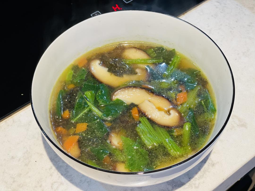 菠菜香菇蔬菜汤