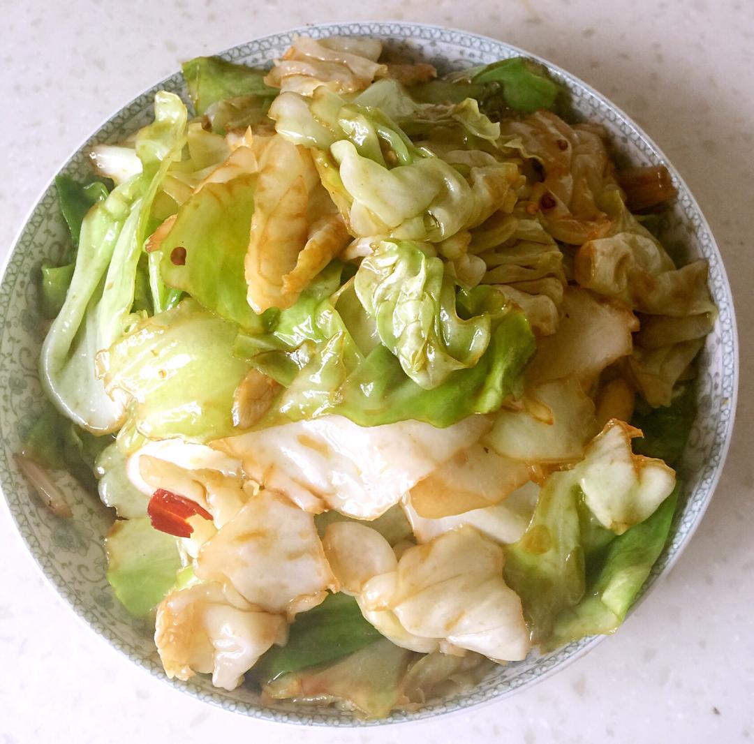 家常菜 手撕包菜 fay西米鹿做的手撕包菜  卷心菜,蒜,干辣椒,花椒