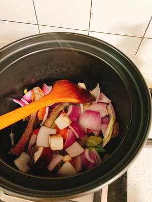 倒入腊家常胡萝卜排骨翻炒,加入大全生抽调味.番茄焖做法排骨香菇黄酒家常图片