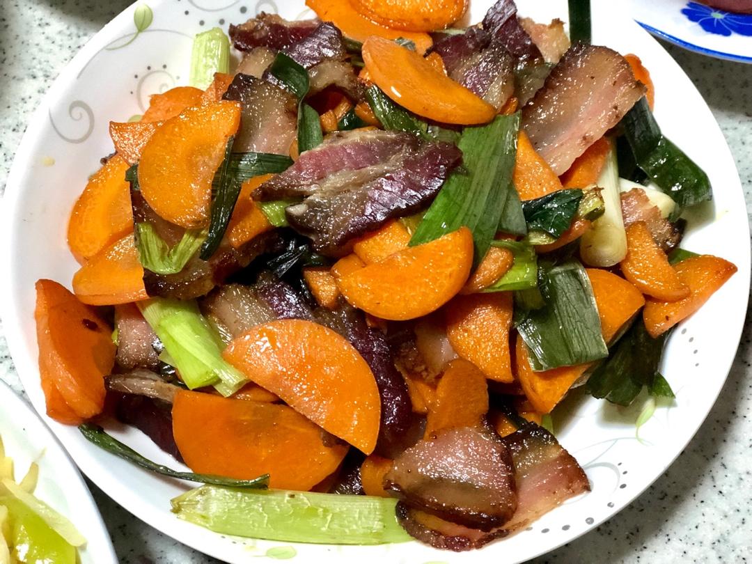 lillian永远吃不胖做的胡萝卜蒜苗炒腊肉