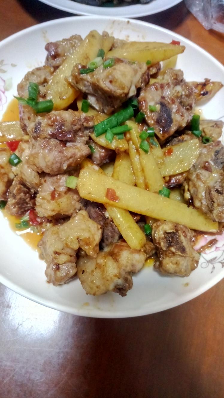 土豆焖排骨