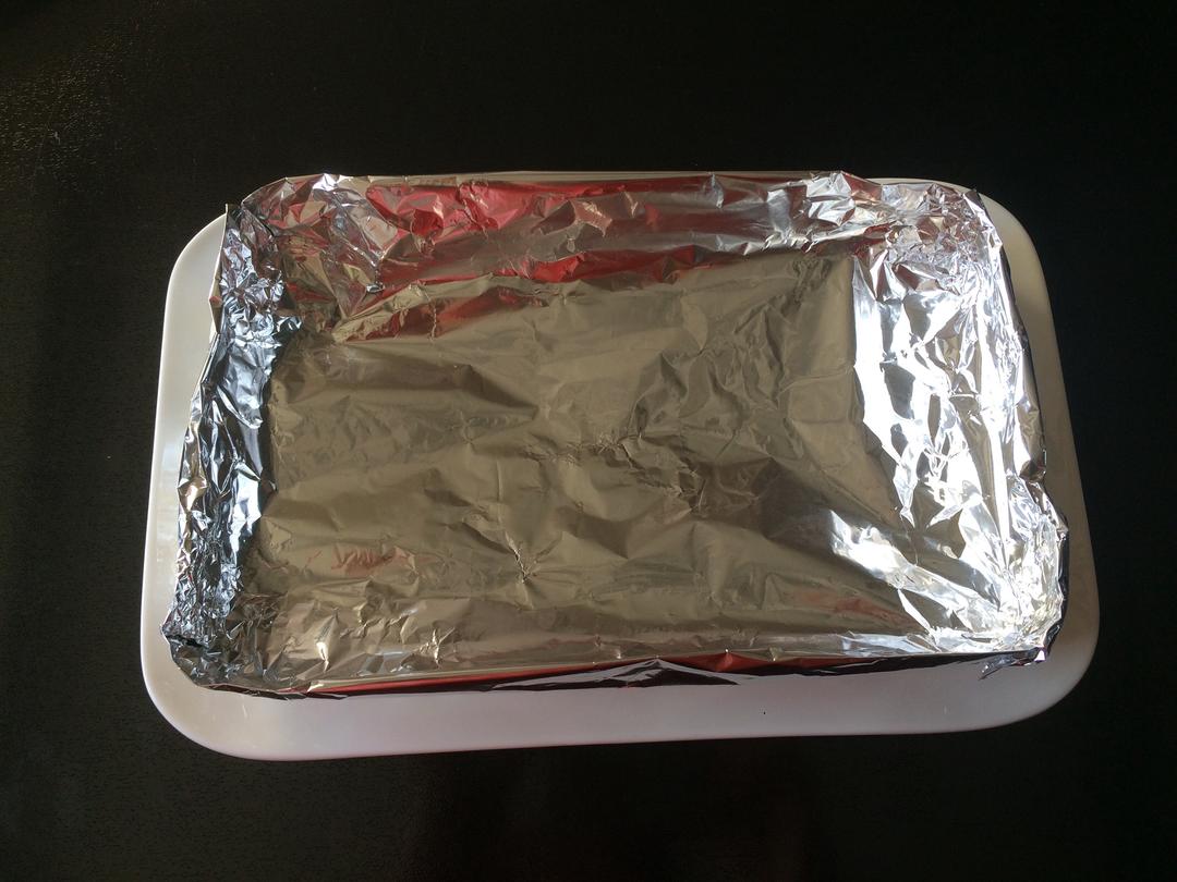 锡纸叠成比盘子小一点的盒子