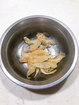 温开水泡上20分钟后变软,用手把鱼胶表面的杂质清理干净.