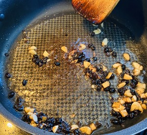 【酱香+海味+鲜蔬】豆豉鲮鱼生菜的做法 步骤5