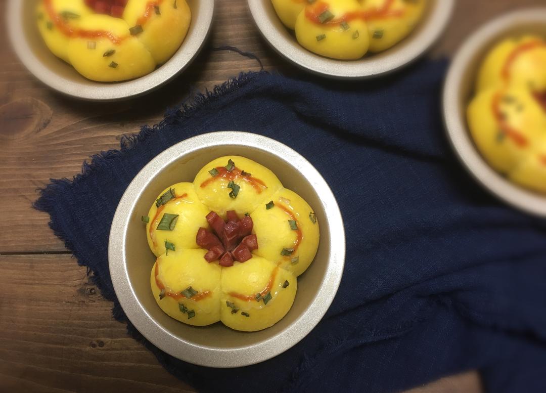 【花朵香肠餐包的做法步骤图，怎么做好吃】针织姐-制作