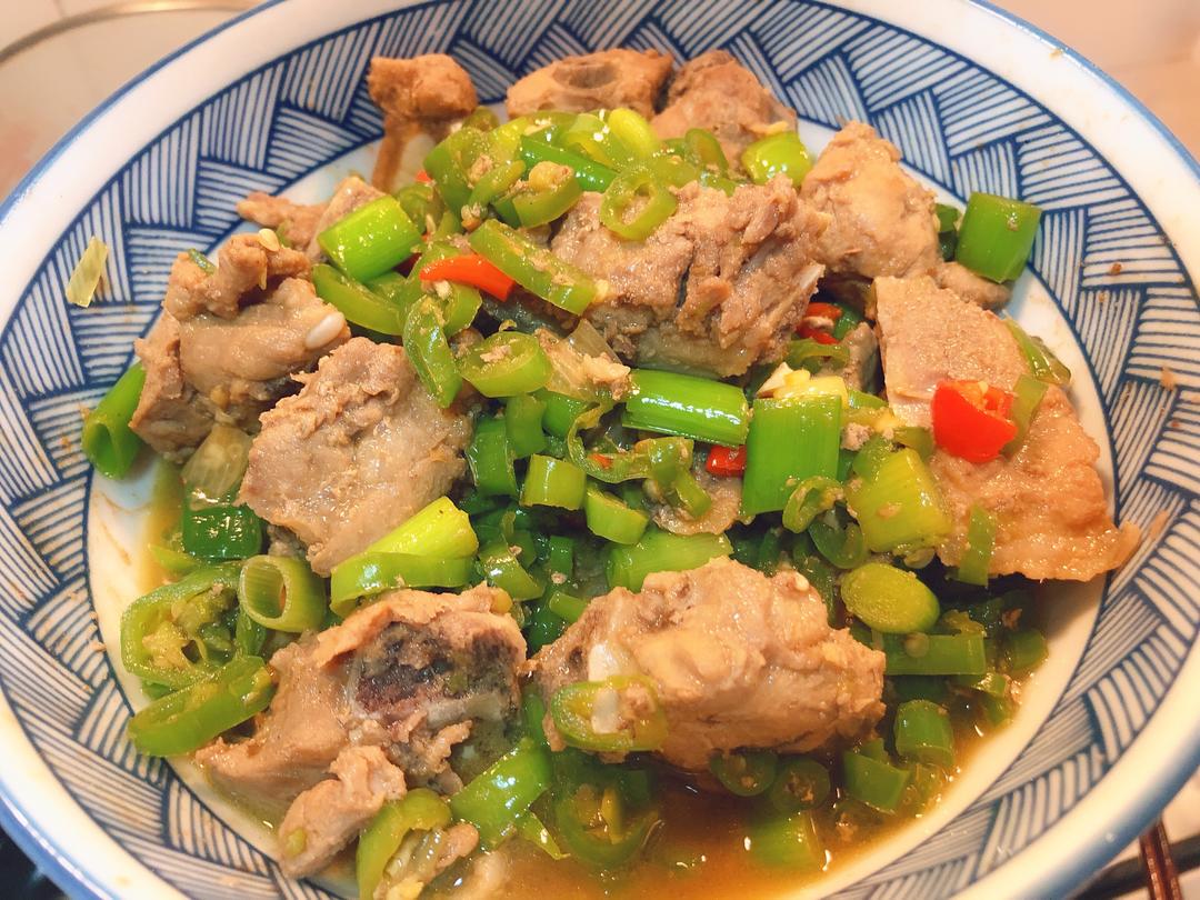 辣椒炒排骨的做法