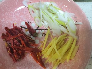 洋葱炒牛肉卷的做法 步骤2