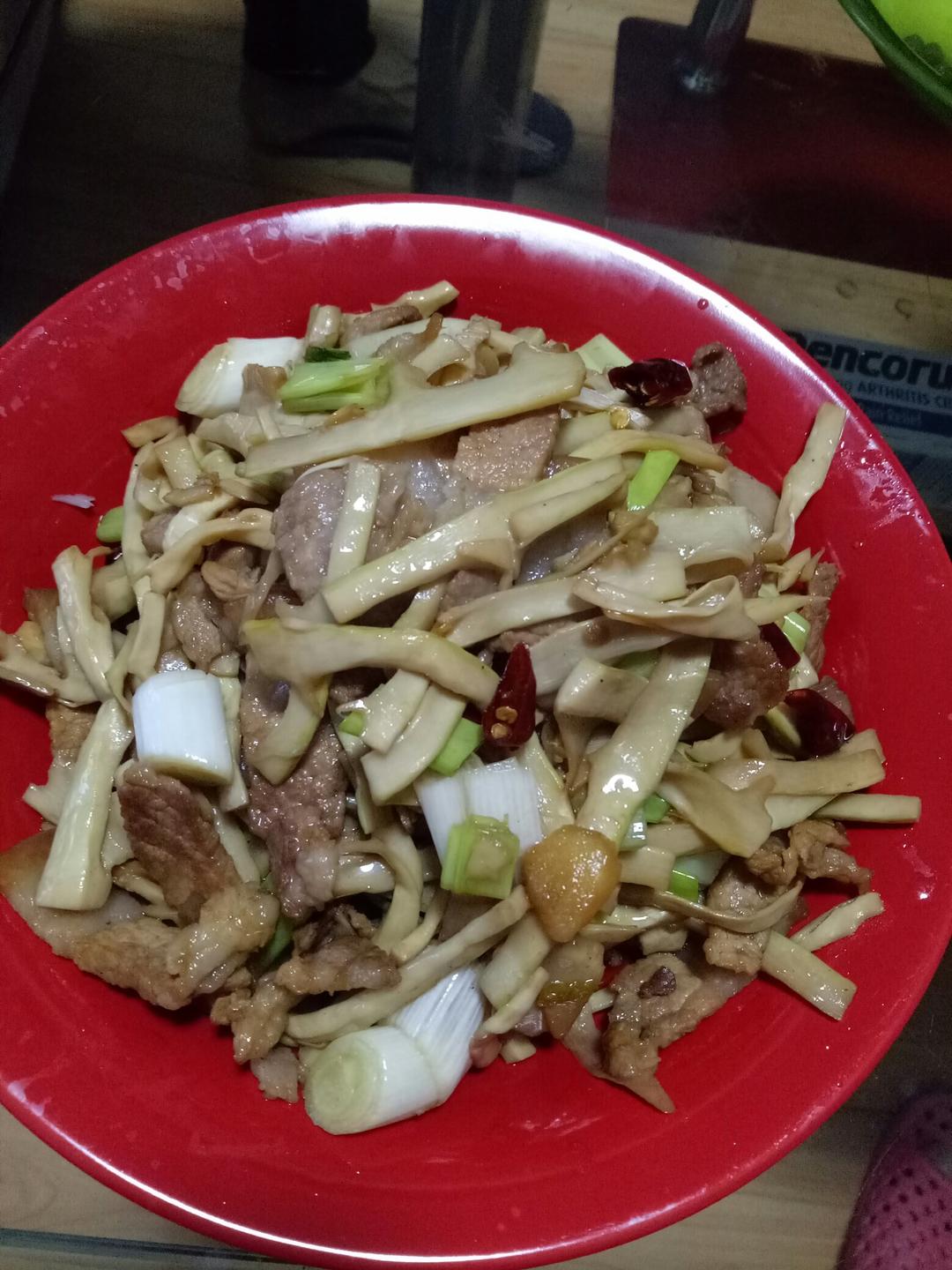 做饭难学也要做做的笋子炒肉