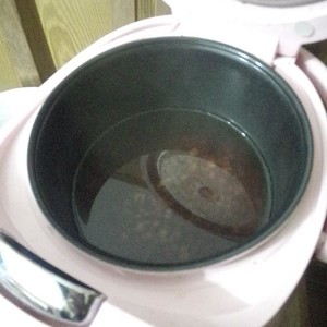 红枣红豆薏仁牛奶粥的做法 步骤2