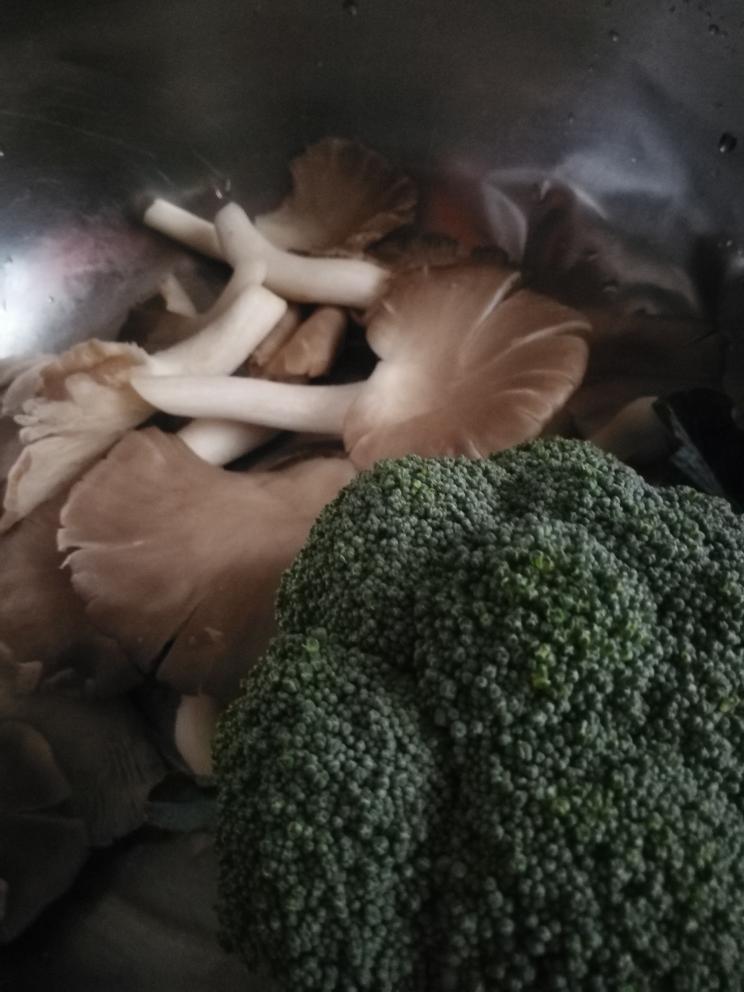 平菇炒西兰花的做法 步骤1