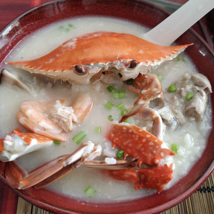 黑皮肤的姑娘做的海鲜粥(潮汕砂锅粥)