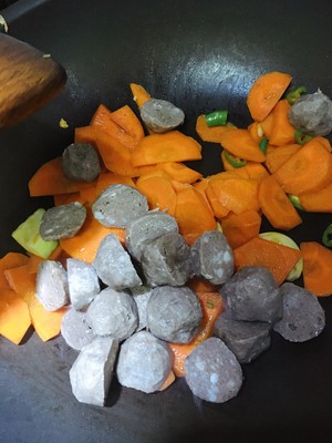 胡萝卜炒牛肉丸 霹雳乱炒,碰撞美味 简单随心做的做法 步骤4