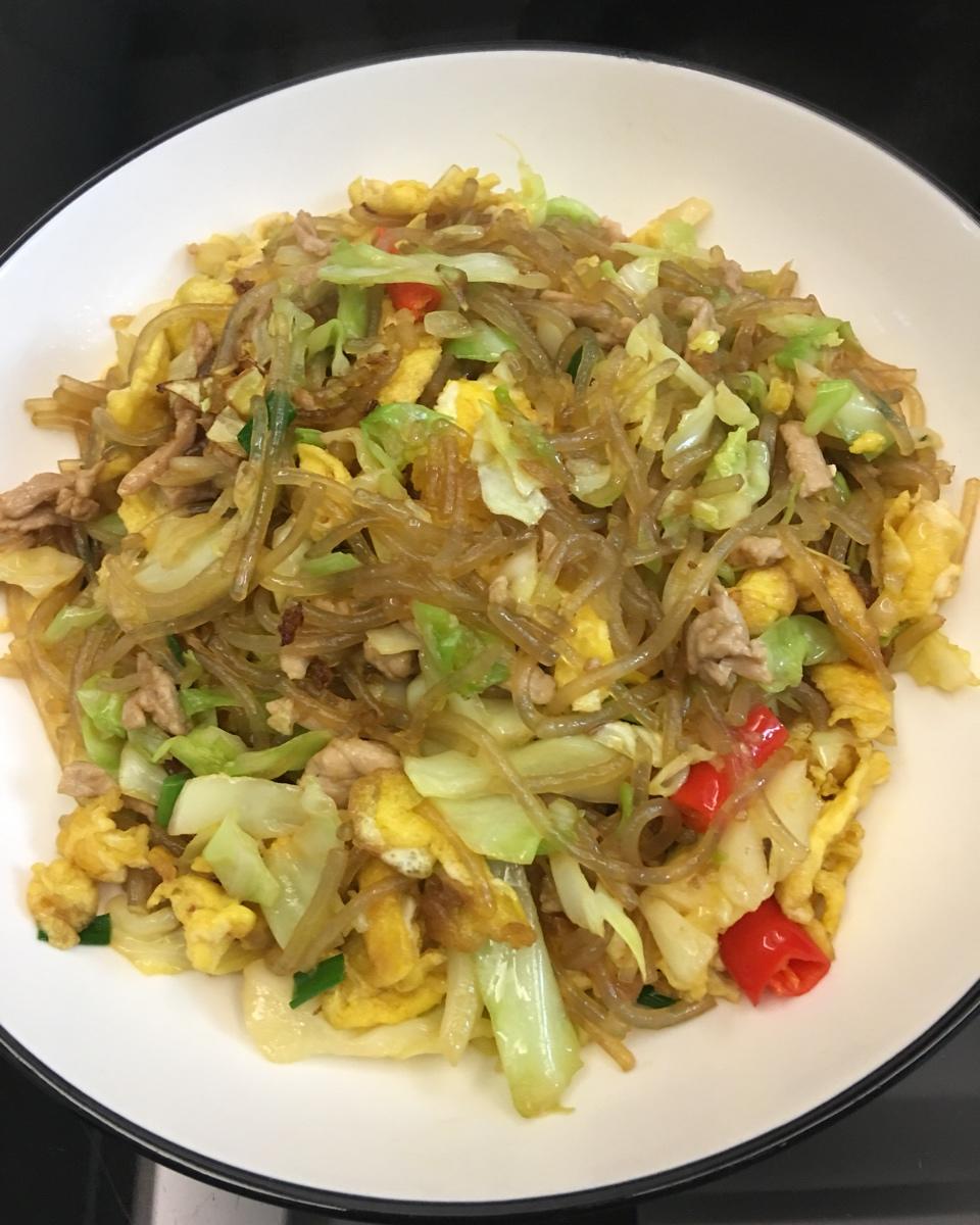 应采尔做的包菜粉丝炒鸡蛋