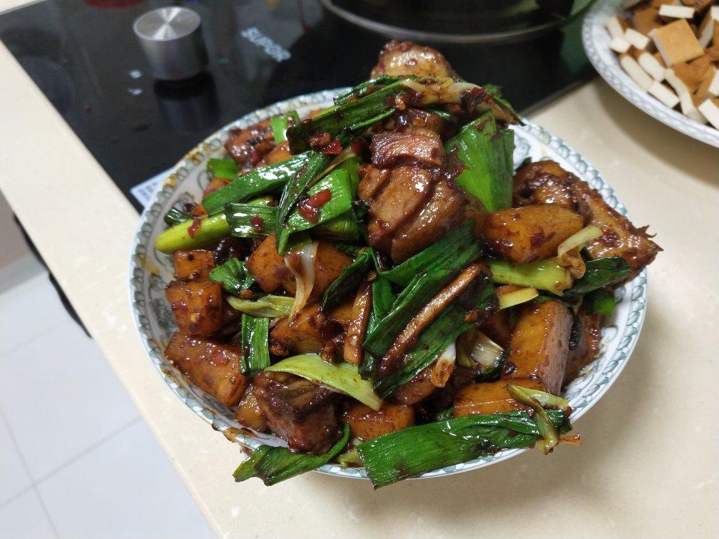 蒜苗炒腊鸭腿