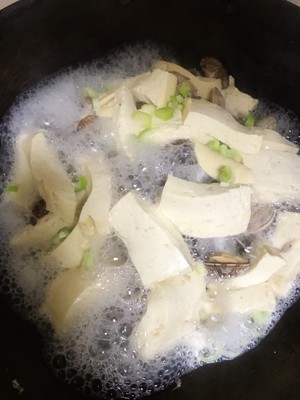 蛤蜊炖豆腐的做法 步骤4
