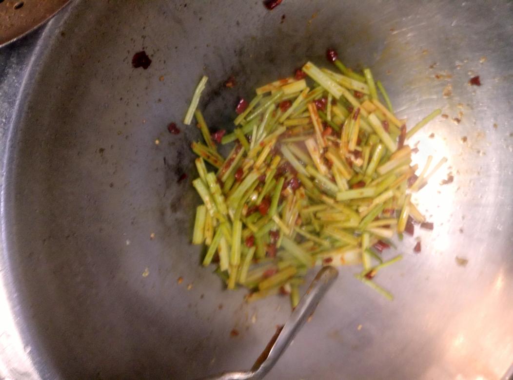 芹菜香干炒肉的做法 步骤5