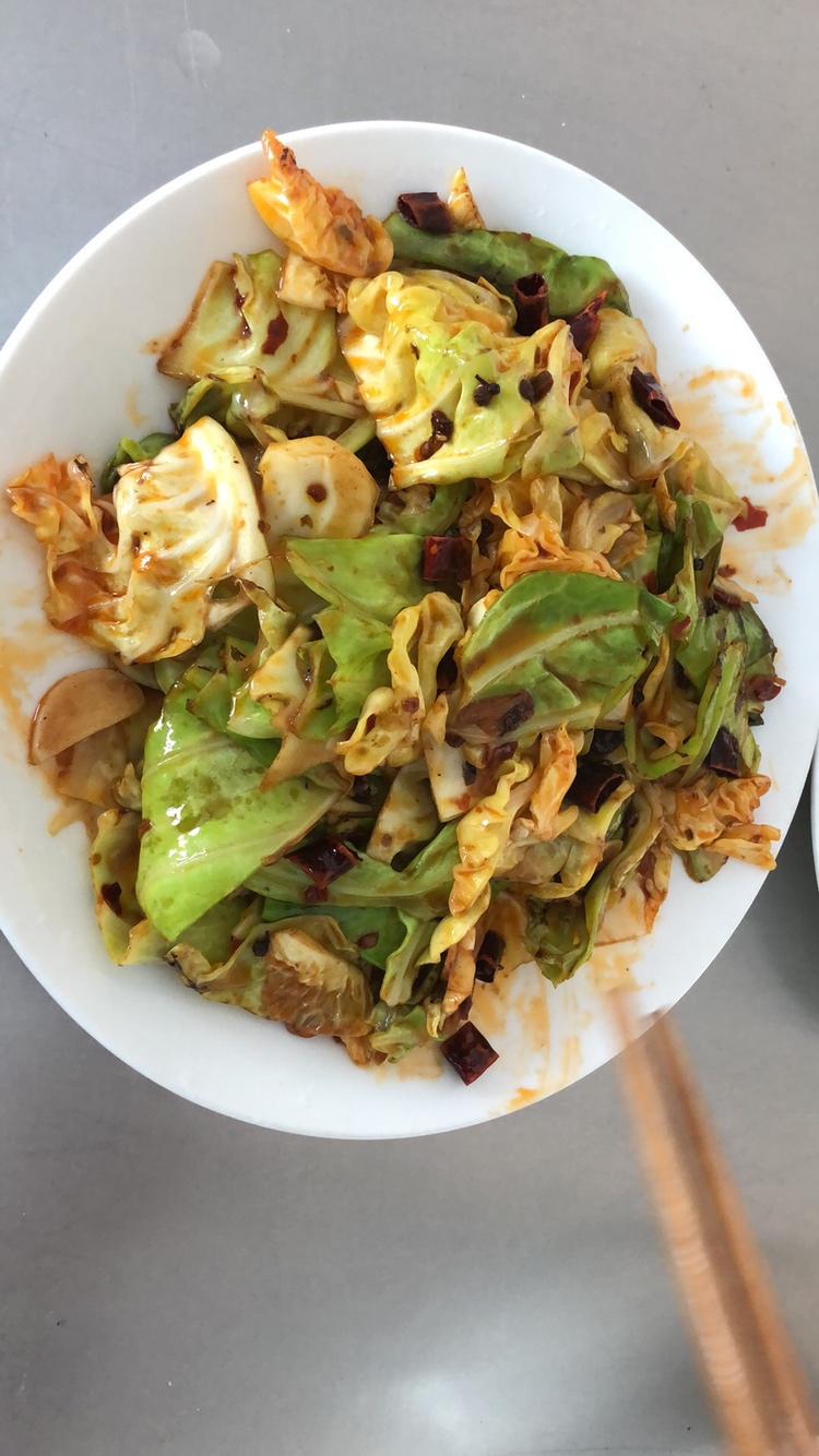 主料:大头菜1个 配料:胡萝卜片 调料:色拉油,蚝油,麻椒粒,油炸