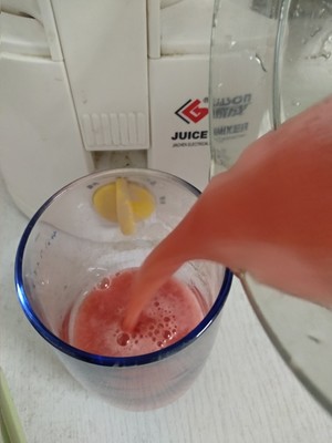 鲜榨纯西瓜汁的做法 步骤5