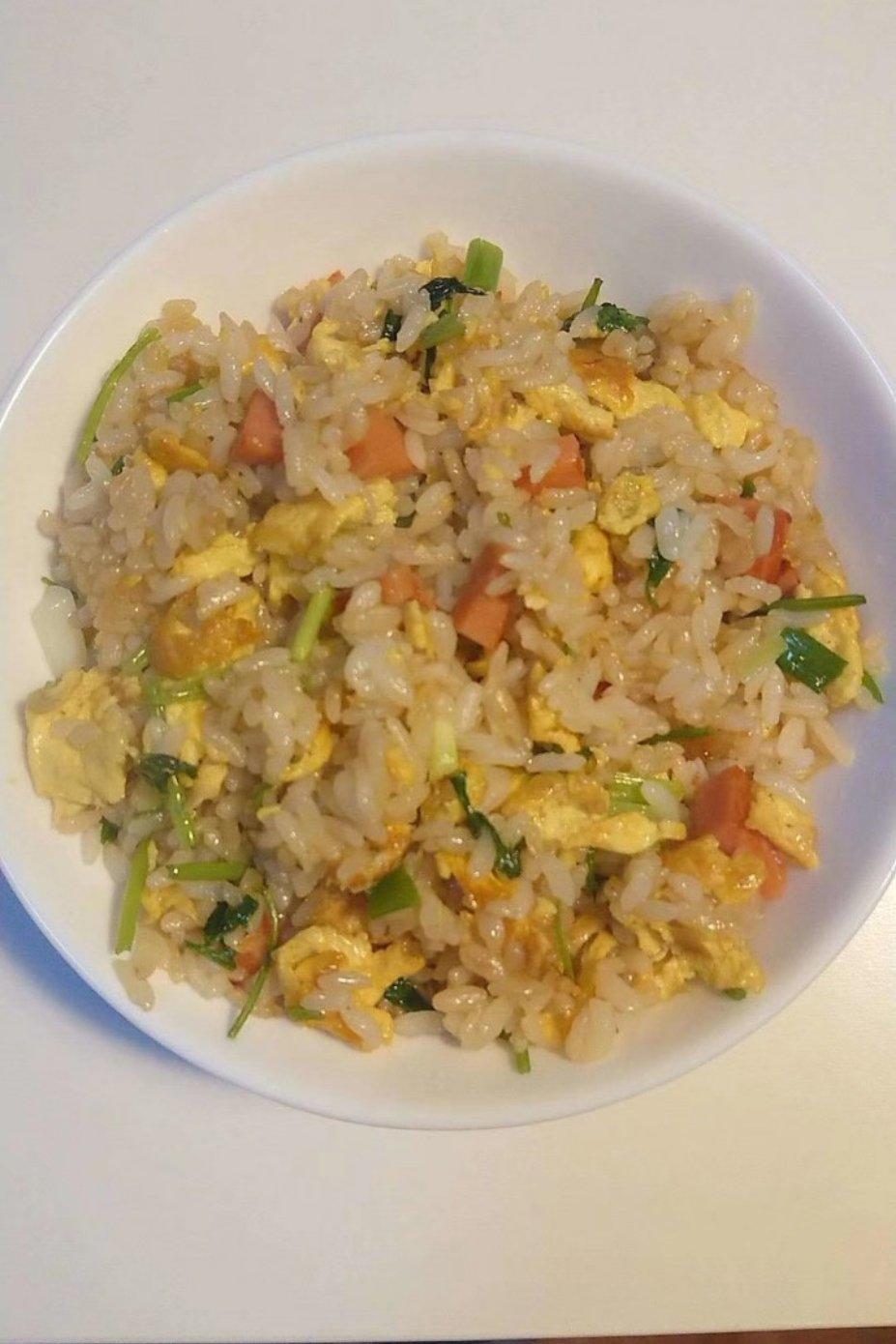 无音乐不炒菜做的香菜蛋炒饭一碗不同常味的炒饭