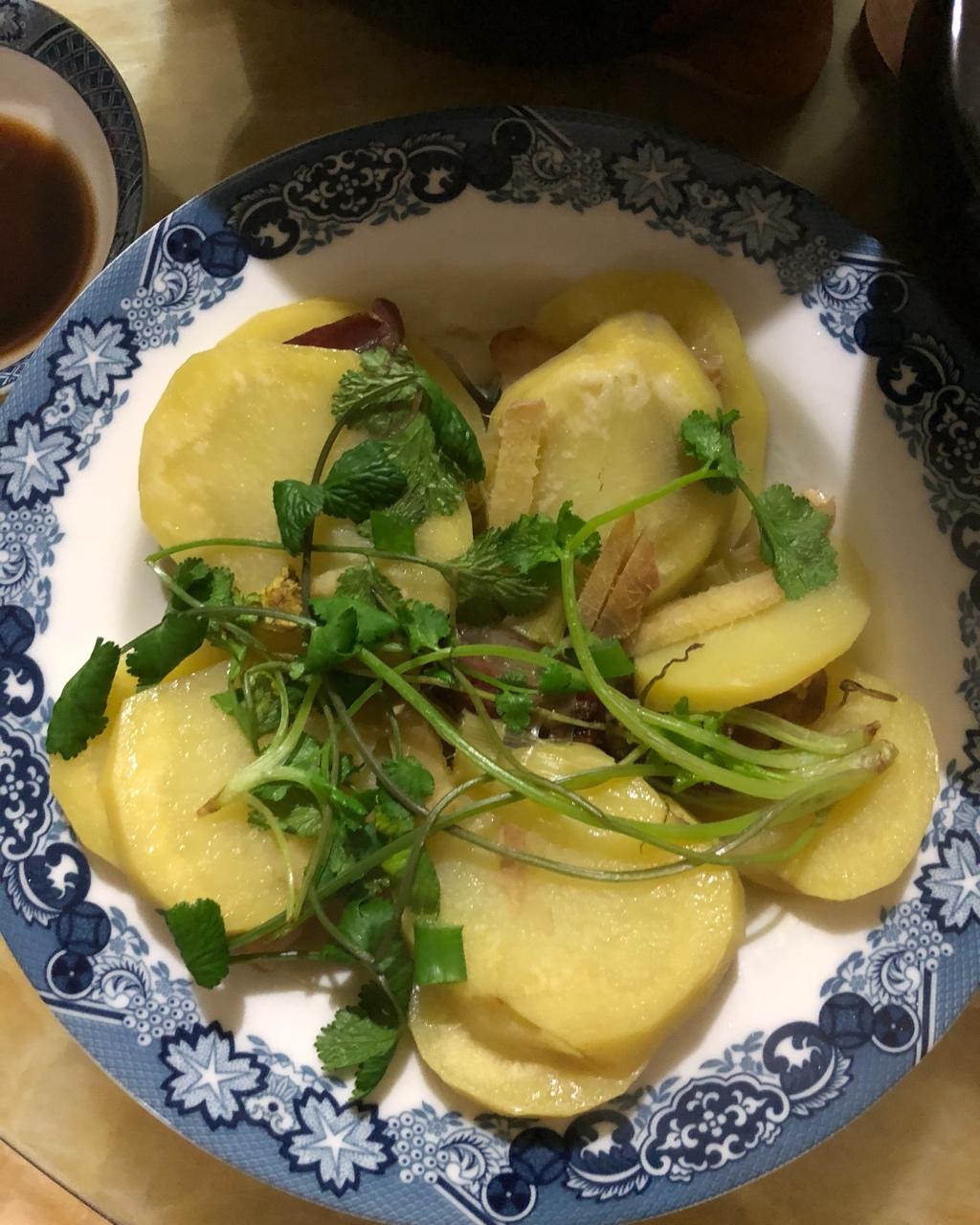 爱美食的金猪做的腊肉蒸土豆