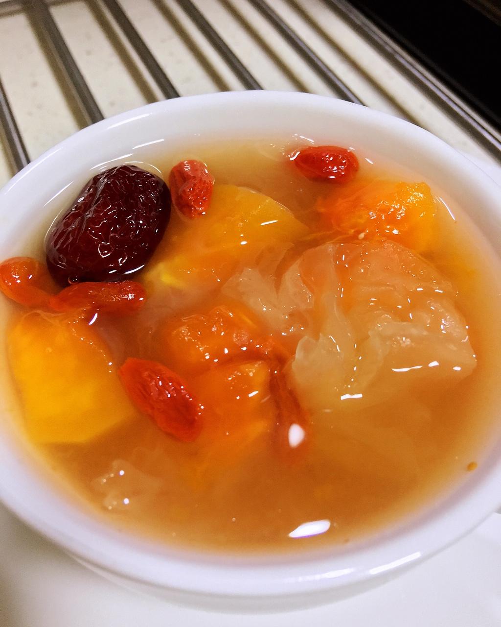 煮饭婆梅子做的红枣木瓜银耳汤