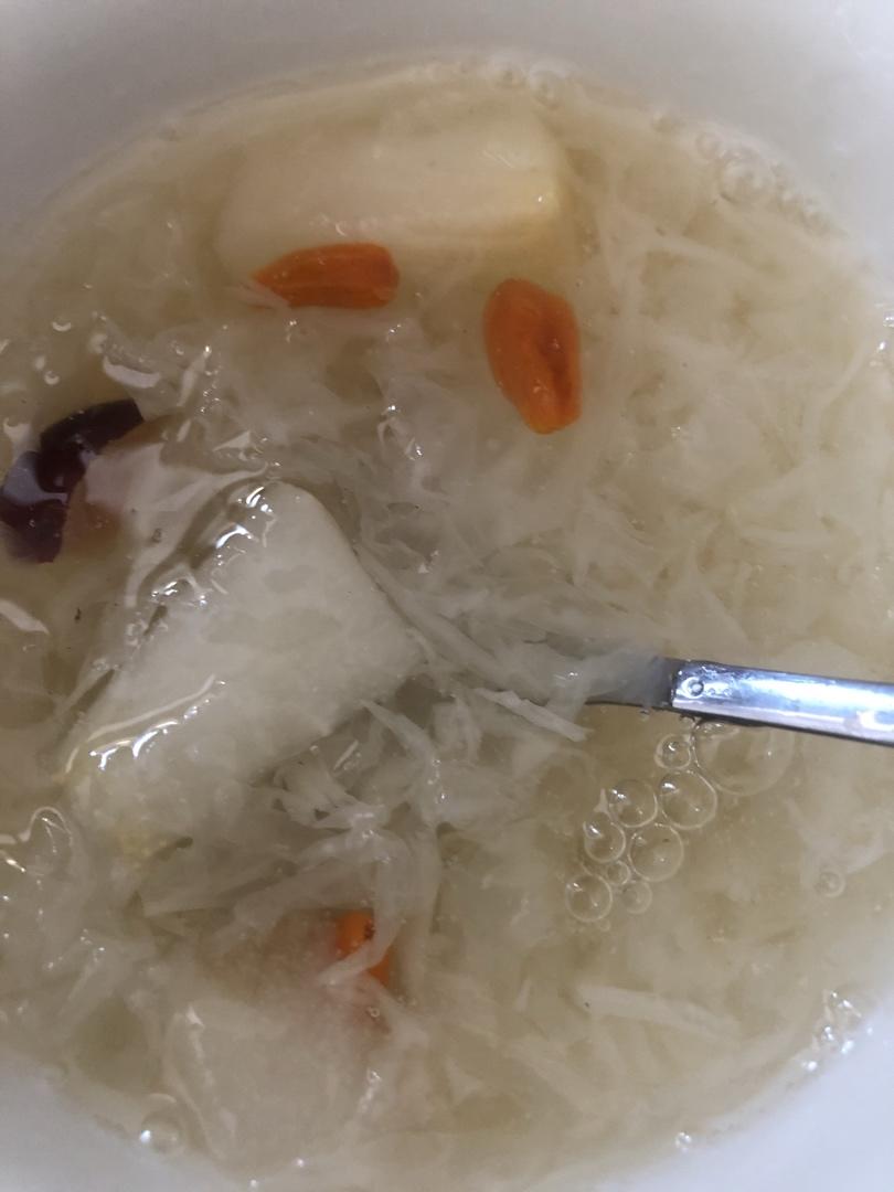 大房子r做的雪梨银耳汤