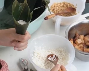 牛角小粽子包法视频详解---白粽&鲜肉粽的做法 步骤9