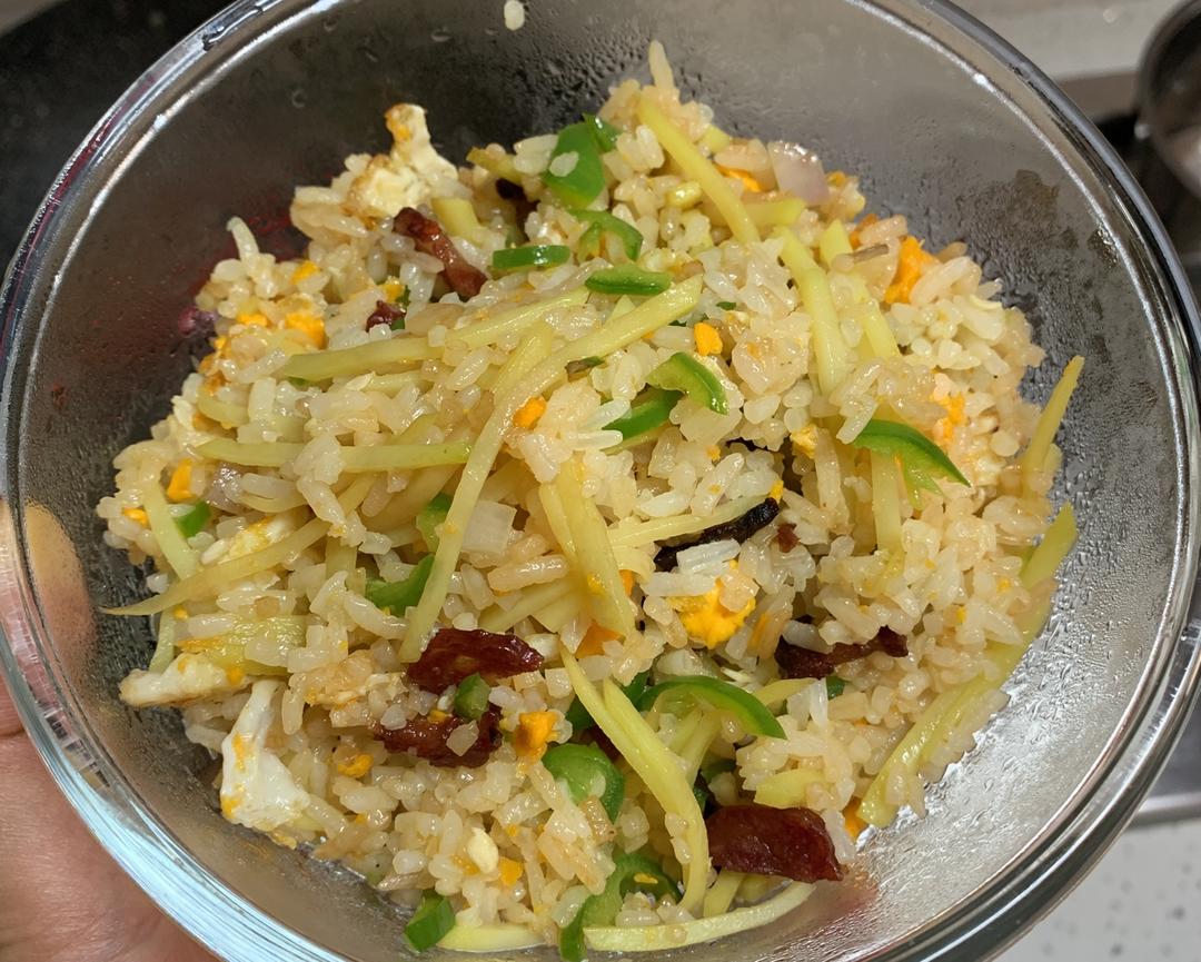 吃炒饭也要讲究,不将就炒饭系羵5之"广味香肠青椒洋芋丝鸡蛋洋葱炒饭"