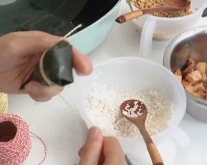 牛角小粽子包法视频详解---白粽&鲜肉粽的做法 步骤10