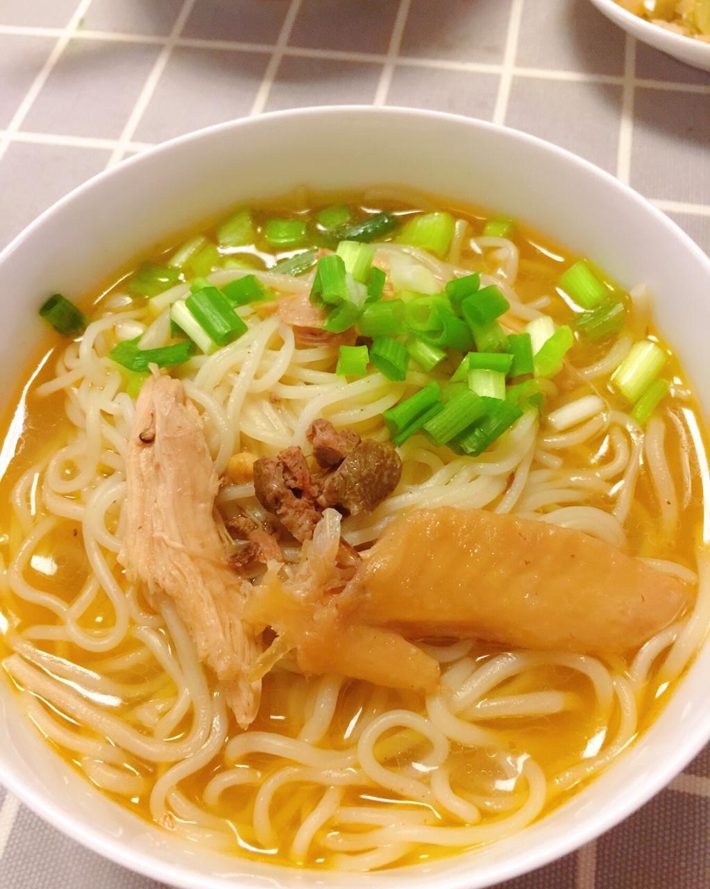 小鱼儿的漂亮妈妈做的鸡汤面