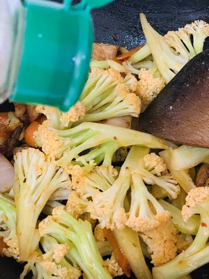 干锅有机花菜(口感是脆的,千万别焯水)的做法 步骤10