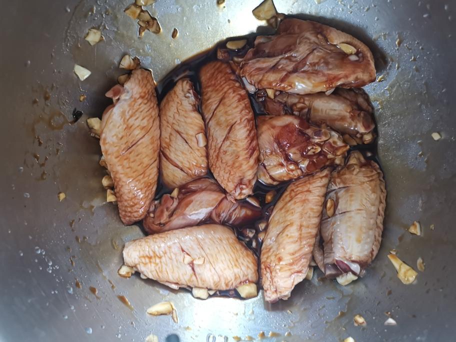 蒜香蜜汁烤鸡翅的做法 步骤2