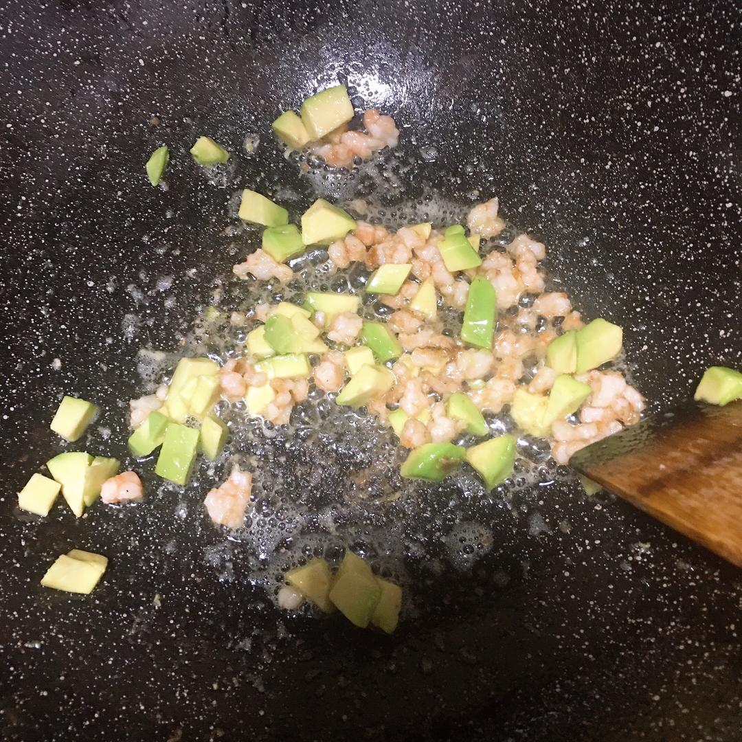 牛油果鲜虾炒饭
