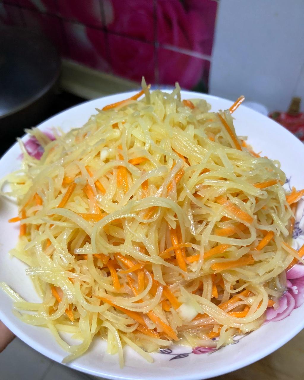 乖宝李家小妞做的凉拌土豆丝