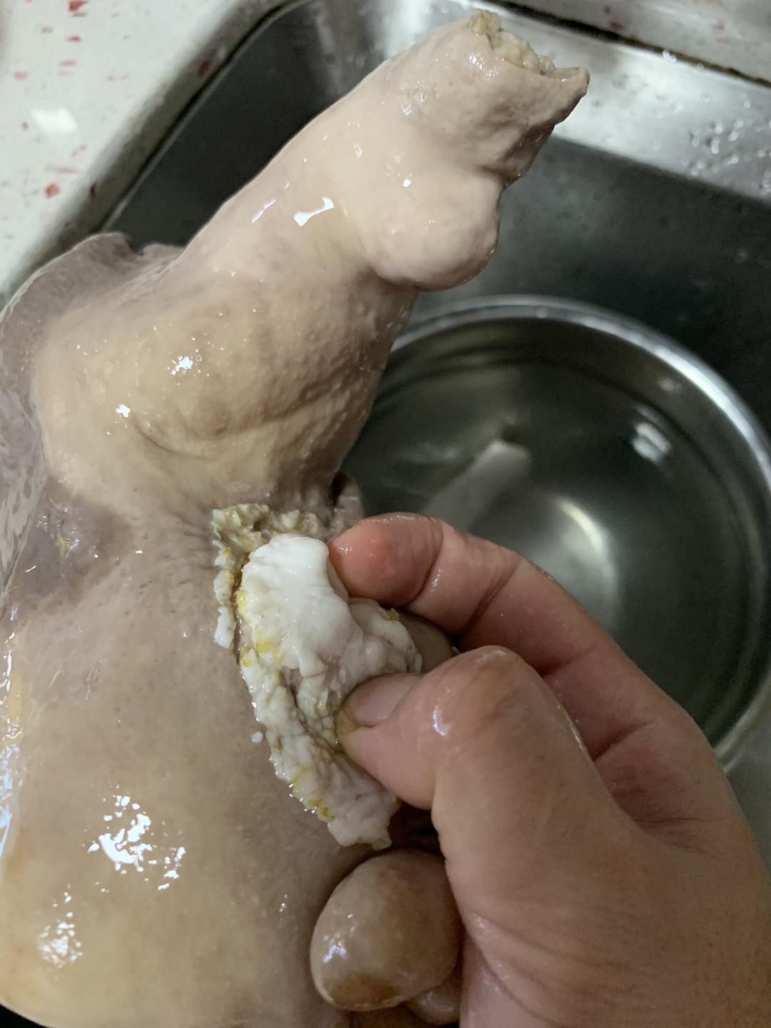 飞水后,把猪肚白色这膜去掉