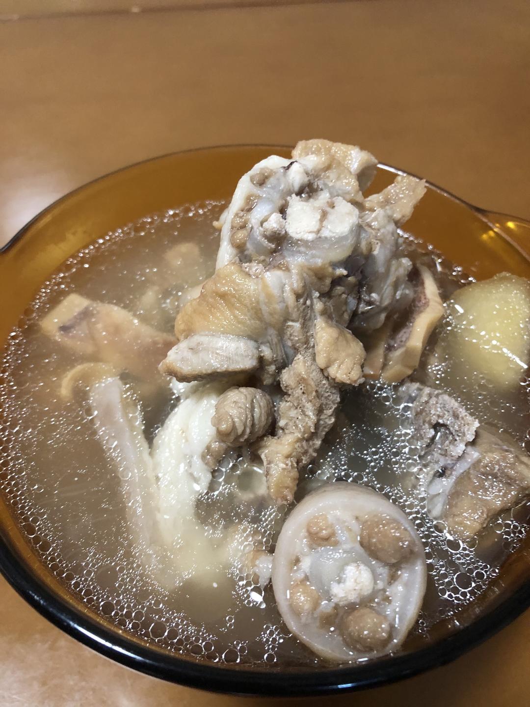 超简单的猪尾巴鱿鱼汤