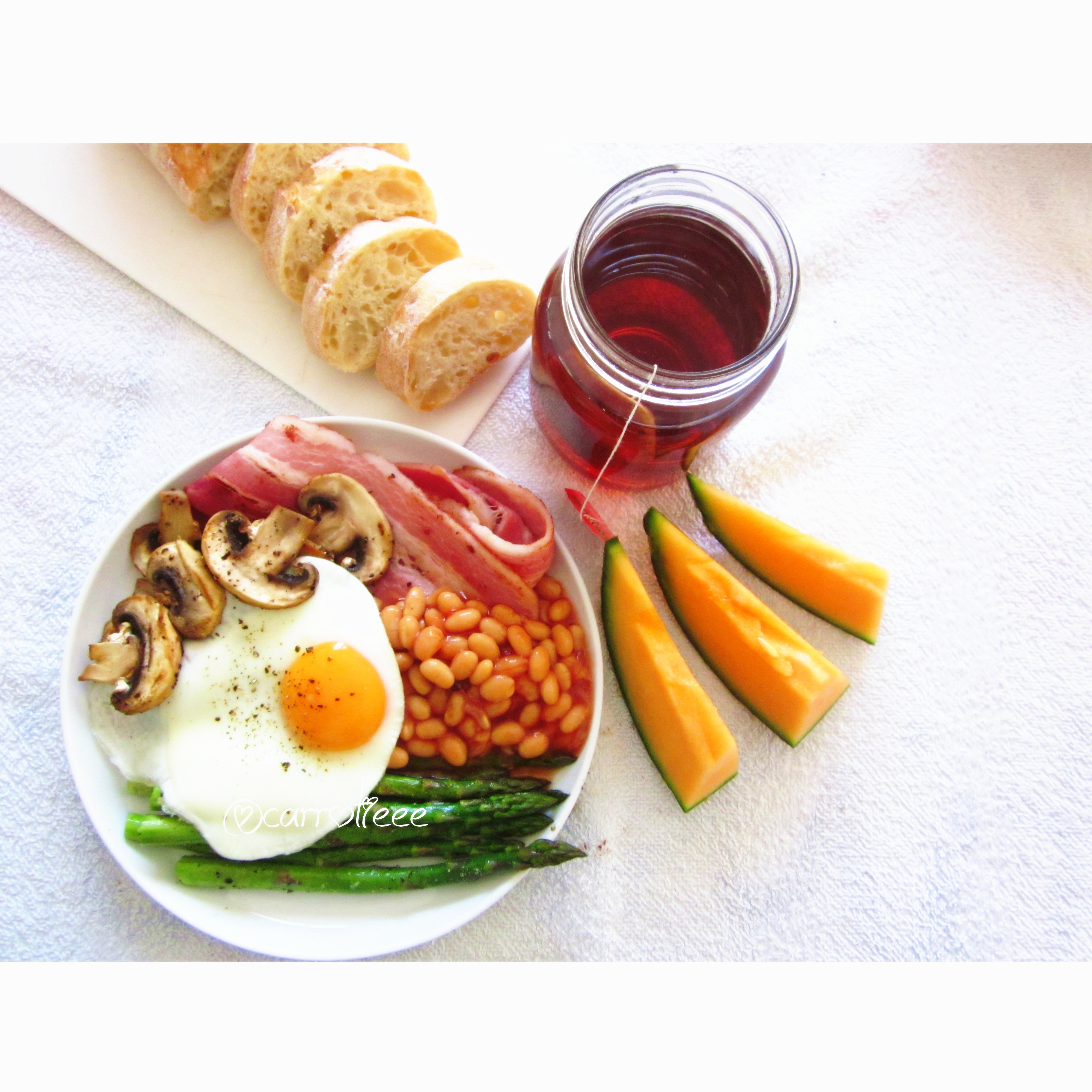 煎培根,煎蘑菇,煎芦笋,煎鸡蛋,配上茄汁黄豆和英式早餐茶,简单又丰富