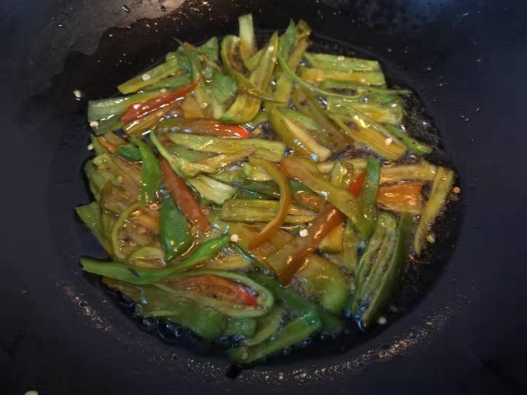 下酒好菜:辣椒炒月亮骨的做法 步骤8