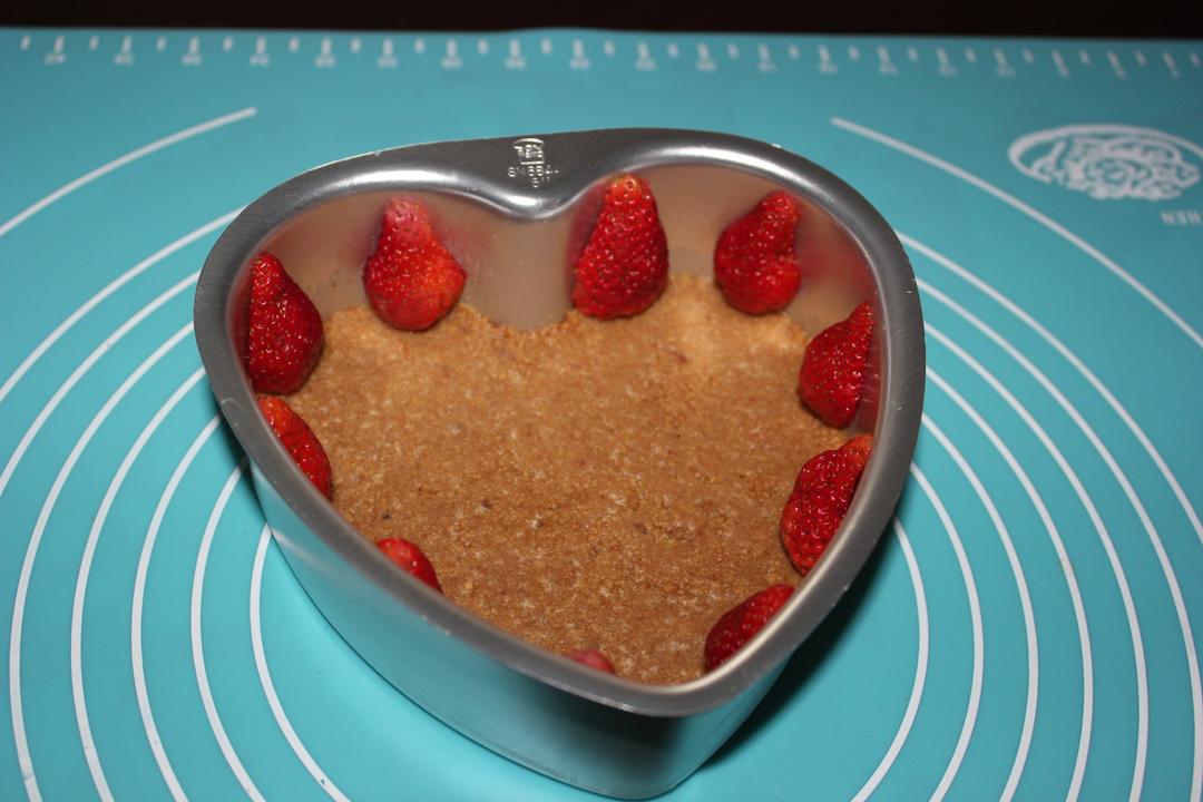 【草莓酸奶冻芝士 （6寸心形模具）的做法步骤图】Skye思恺-制作