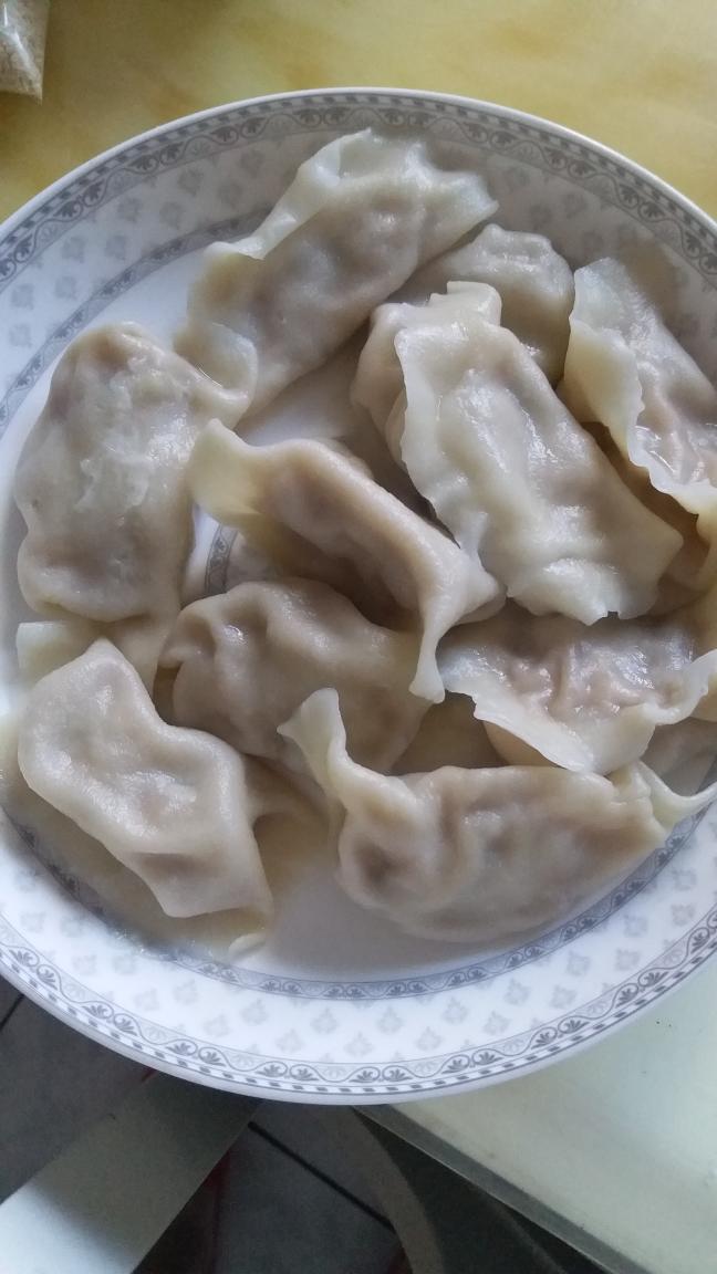 酸菜肉馅饺子和饺子皮