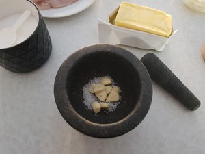蒜蓉黄油鸡胸卷 chicken Kiev 乌克兰基辅鸡肉的做法 步骤2