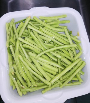 适合夏天的豆角炒肉的做法 步骤1