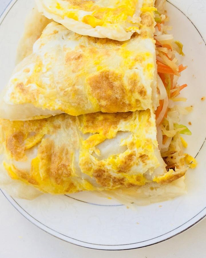 饼 鸡蛋饼 好吃好吃呢做的鸡蛋饼  面糊:普通面粉,凉水即可,少许盐,酱