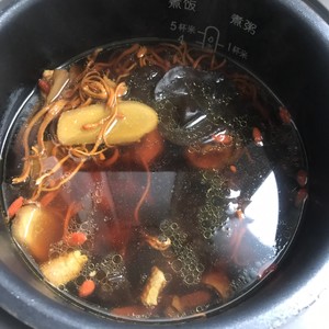 (虫草喝)松茸当归经期鹅肉放鸡汤一起煮图片
